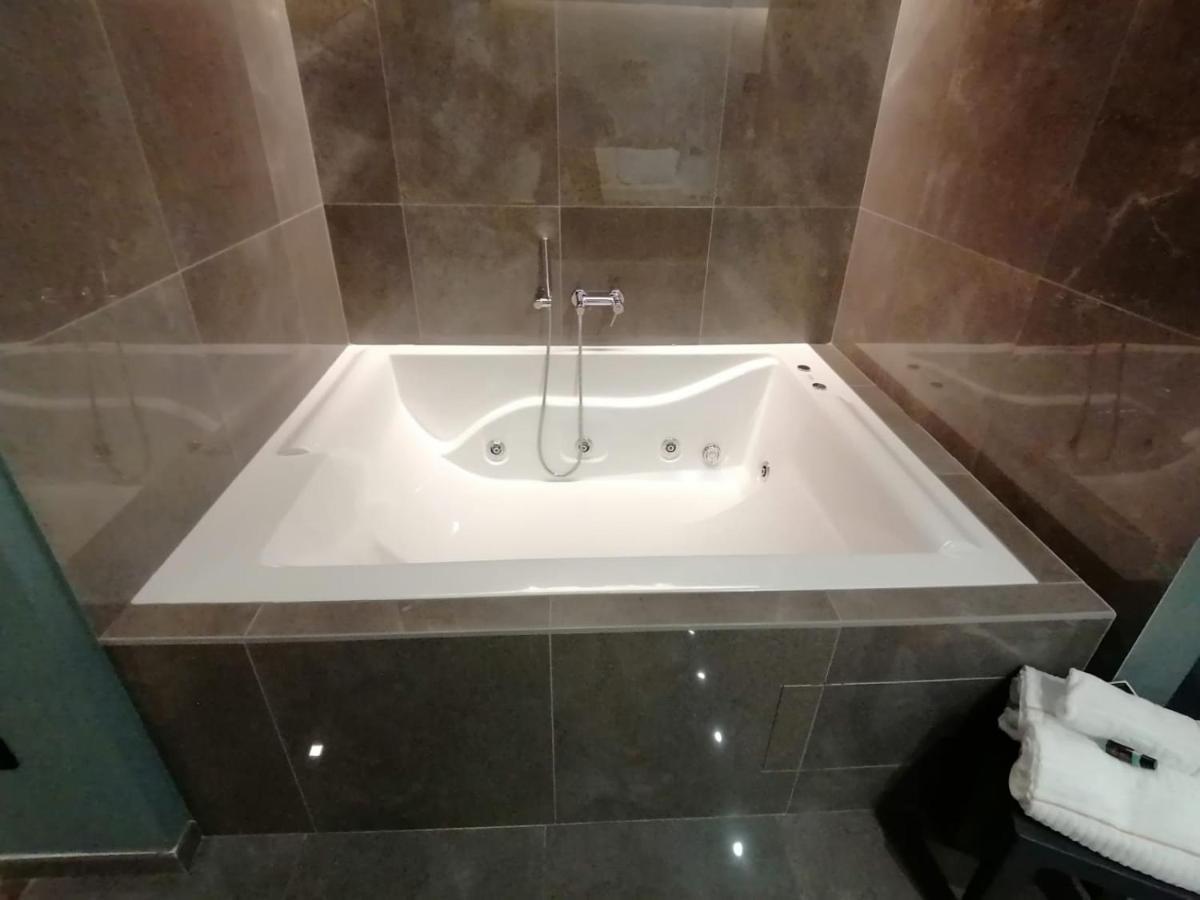 Hotel Xbusiness Nola Bagian luar foto
